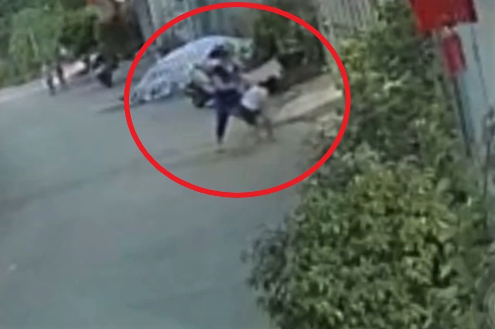 {Clip hiện trường} Bé gái 8 tuổi bị nữ giáo viên chặn đường đánh nhập viện ở Sơn La
