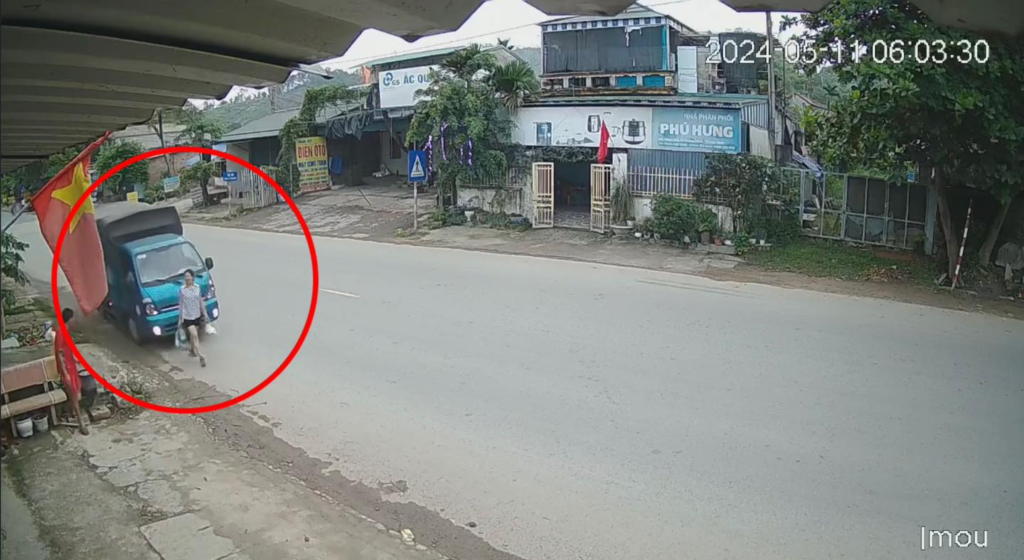 Tại nạn sáng 11/05 ở Phường Trung Minh – TP. Hoà Bình, khổ thân chị gái đang đi bộ