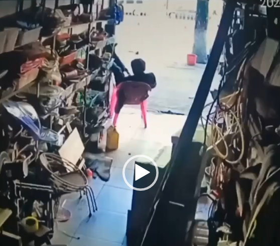 Clip ghi lại cảnh dùng búa tạ đ ập vào người ở tiệm phế liệu