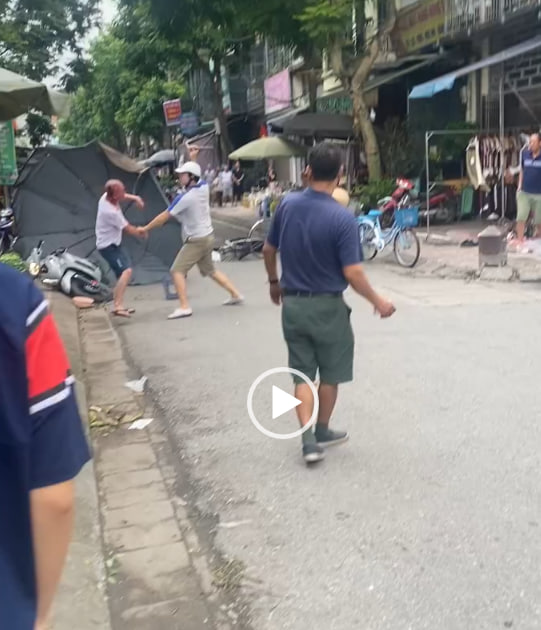 CLIP: Bổ người như củi ở Sài Đồng, Long Biên