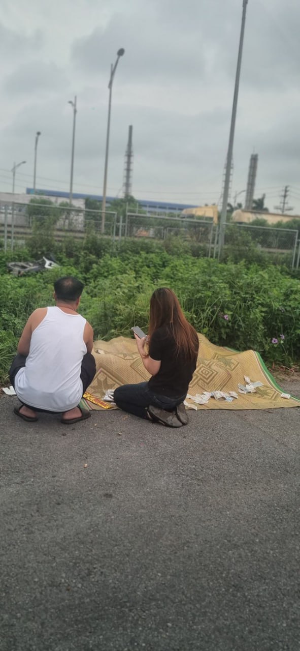Thanh niên không biết chạy xe kiểu gì bay cả vào hàng rào đường cao tốc tại Cây Xăng Đồng Vàng – Bắc Giang, hiện đã đắp chiếu
