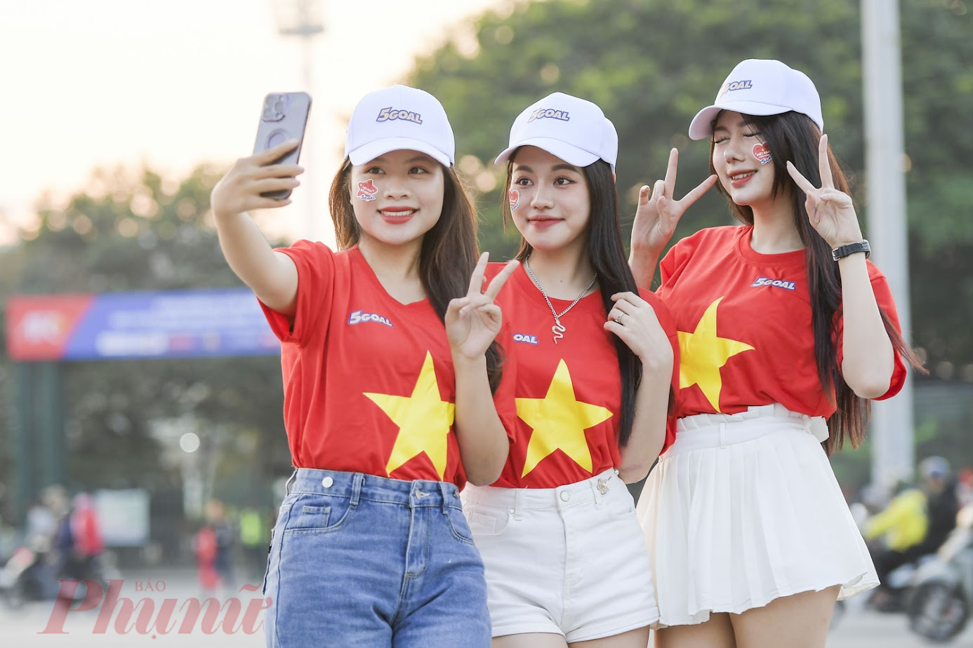 Cổ động viên 5GOAL tưng bừng tiếp “lửa” cho sân Mỹ Đình